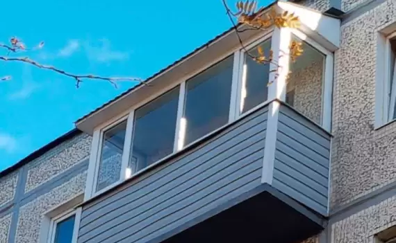 Остекление балконов с крышей