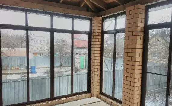 Остекление коттеджа алюминиевыми окнами с утеплением
