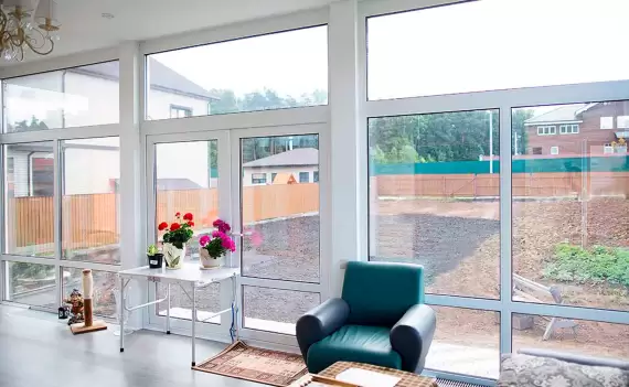 Панорамное остекление коттеджа окнами Rehau