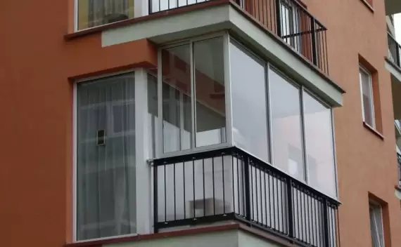 Раздвижное остекление балкона алюминиевым профилем