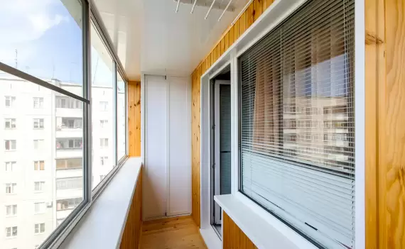 Раздвижное остекление балкона с внешней отделкой