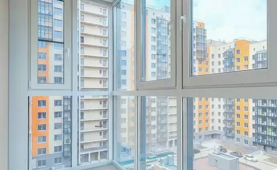 Панорамное остекление балкона в новостройке