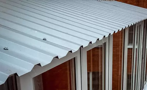 Установка крыши на балкон из профнастила