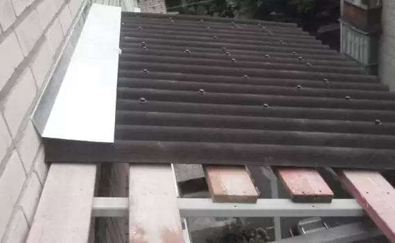 Установка крыши на балкон из ондулина