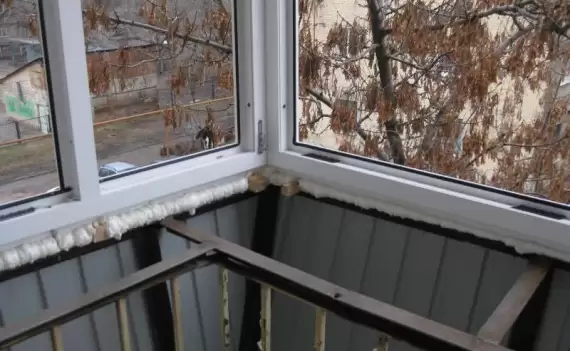 Теплое остекление балконов от перил