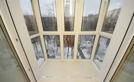 Панорамное остекление балкона пластиковыми окнами