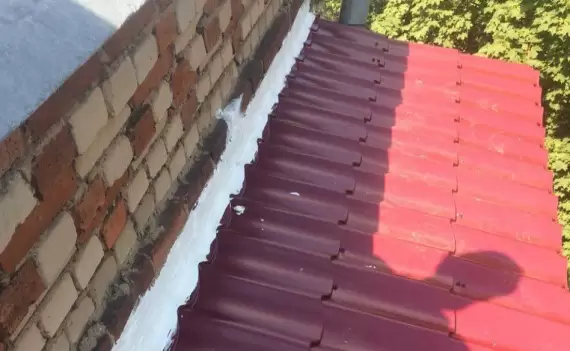 Установка крыши на балкон из металлочерепицы