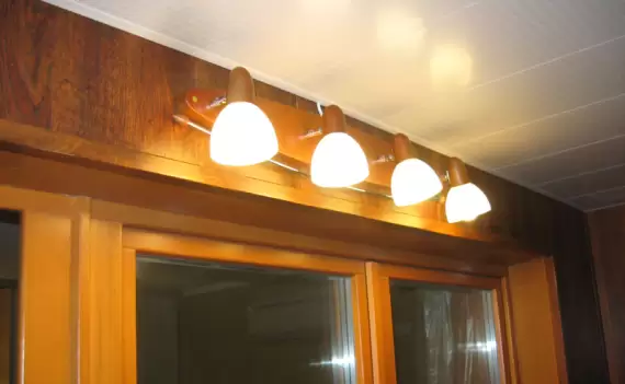 Установка настенных ламп на балконах