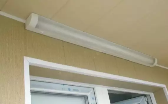 Монтаж освещения на балконах