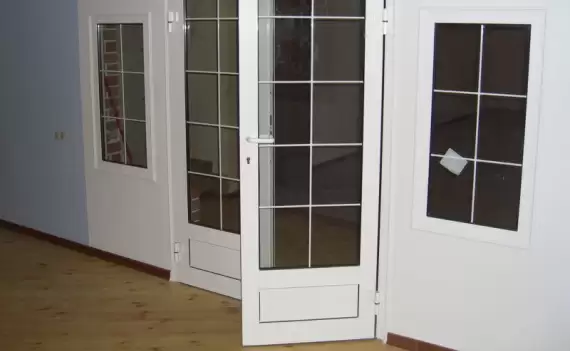 Пластиковые двери со шпроссами